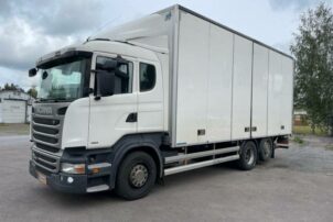 Scania R450 6x2 autokouluvarustuksella