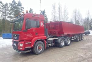 MAN 33.500 TGS 6x6 HD vetopöytäauto ja Kelberg 3-aks kippikärry