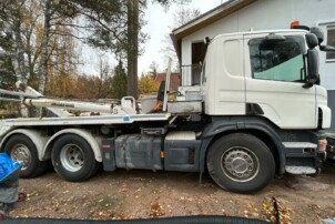 Scania P400 LB nostovarsivaihtolavalla