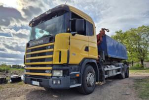 Scania P420 Ferrarin kappaletavaranosturilla