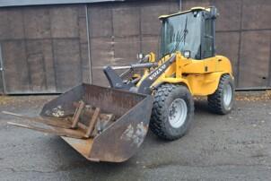 Volvo L30B 2.7 pyöräkuormaaja kauhalla ja piikeillä