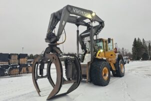 Volvo L180E pyöräkuormaaja tukkikouralla