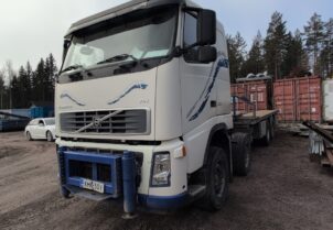 Volvo FH 8x4 nosturipedillä