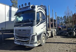 Volvo FH16 puuauto
