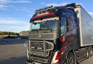Volvo FH 6x4 + Laurinaho Superpuolikas -hakeyhdistelmä